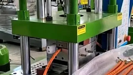 Vertikale Kunststoffspritzgussmaschine zur Herstellung von Gleichstrom-Wechselstrom-Steckern